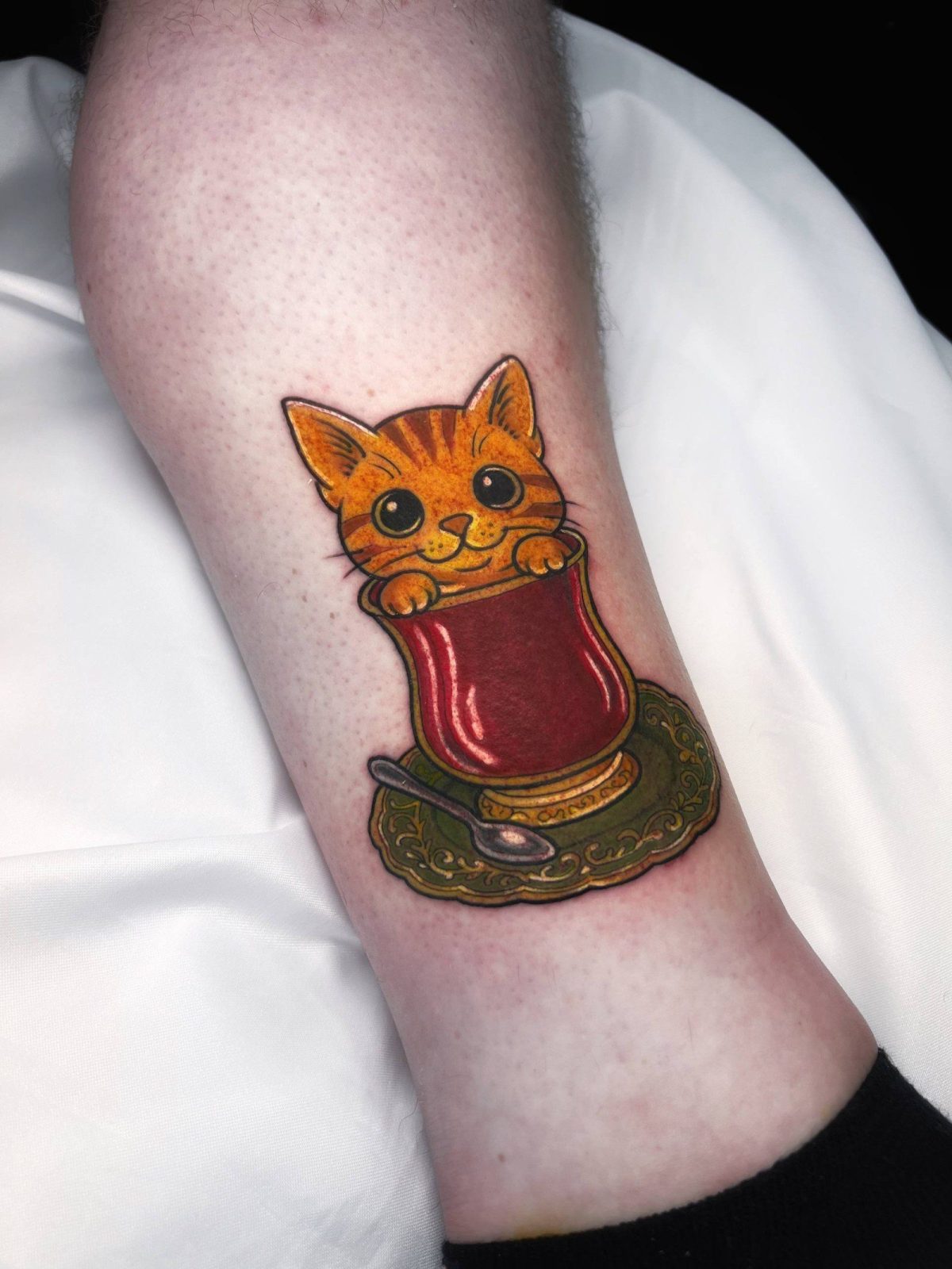 Buntes-New-School-Glückskatze-Wadentattoo | Istanbul - Farbiges Tattoo | Bosphorus Ink Portfolio