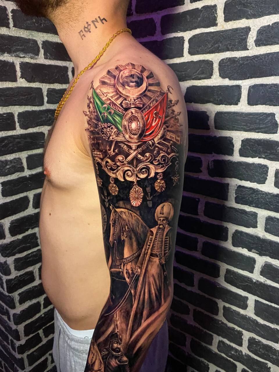 Buntes Blumen- und Koi-Fisch Ganzarm-Sleeve-Tattoo | Istanbul - Sleeve Tattoo | Bosphorus Ink Portfolio