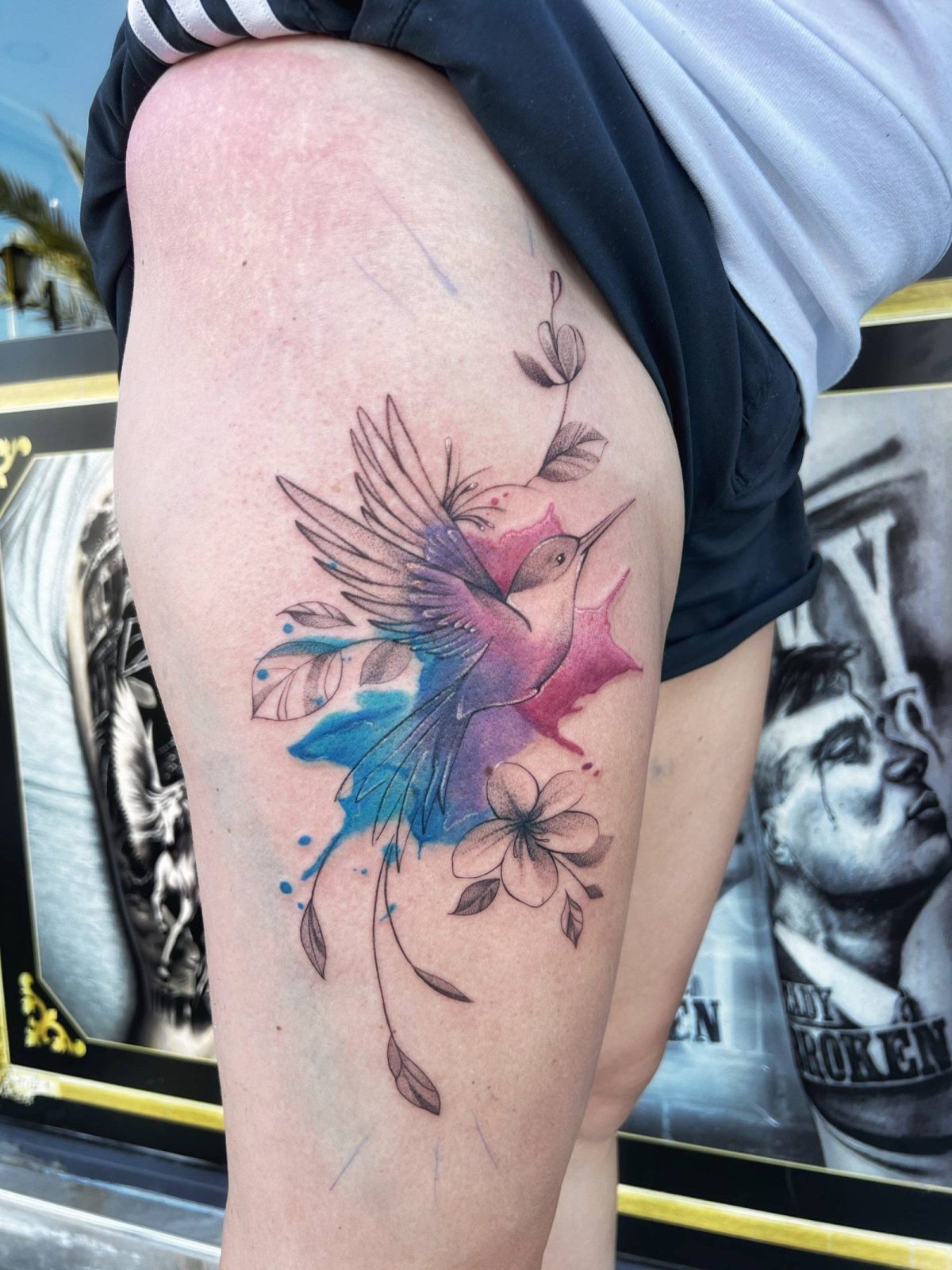 Watercolor Vogel und Blume Oberschenkeltattoo | Istanbul - Aquarell-Tattoo | Bosphorus Ink Portfolio