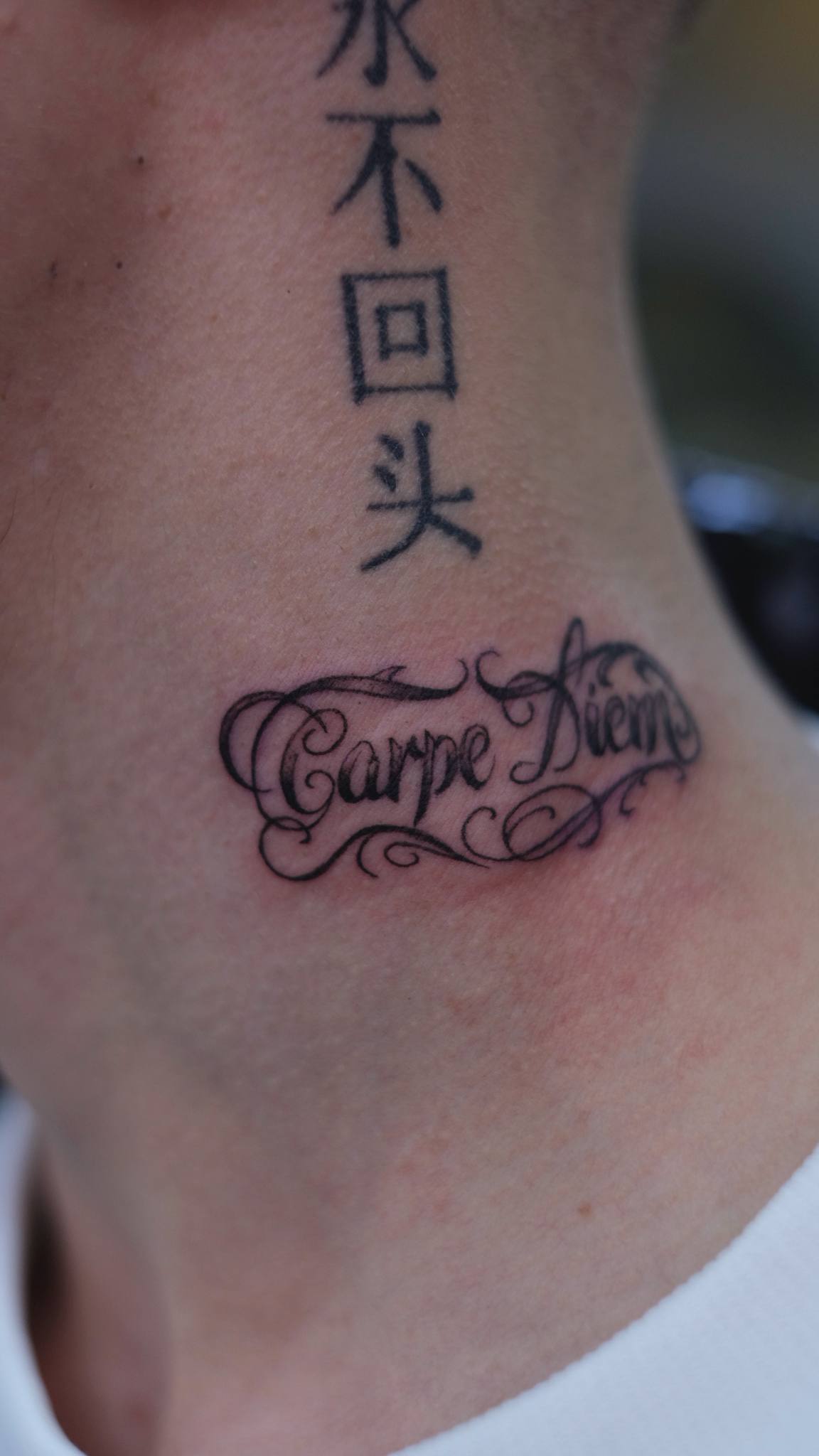 "Carpe Vitae" und Kanji-Schriftzug-Nackentattoo | Istanbul - Schriftzug-Tattoo | Bosphorus Ink Portfolio