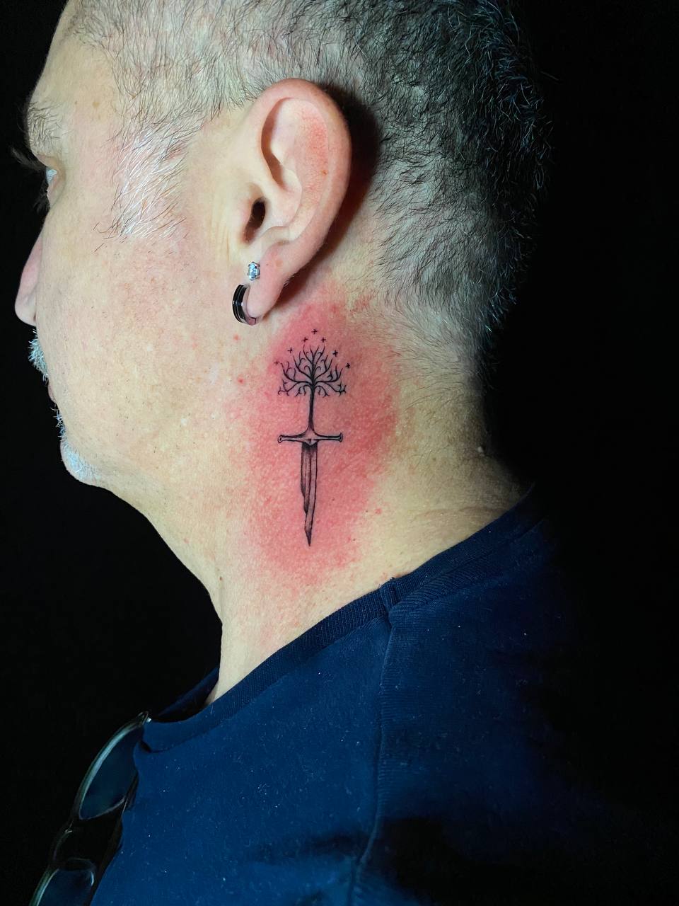 Dolch-Symbol-Nackentattoo | Fine Line Istanbul - Schriftzug-Tattoo | Bosphorus Ink Portfolio