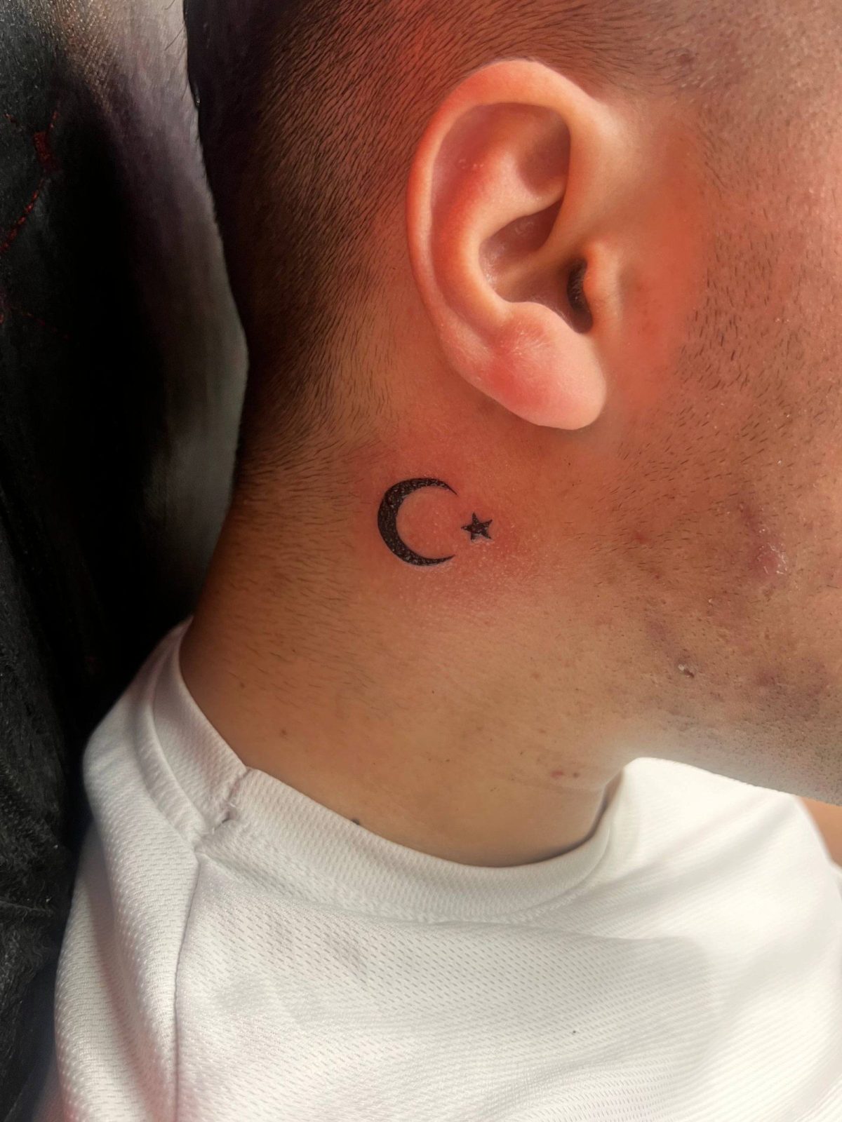 Halbmond und Buchstabe-Nackentattoo | Istanbul - Schriftzug-Tattoo | Bosphorus Ink Portfolio
