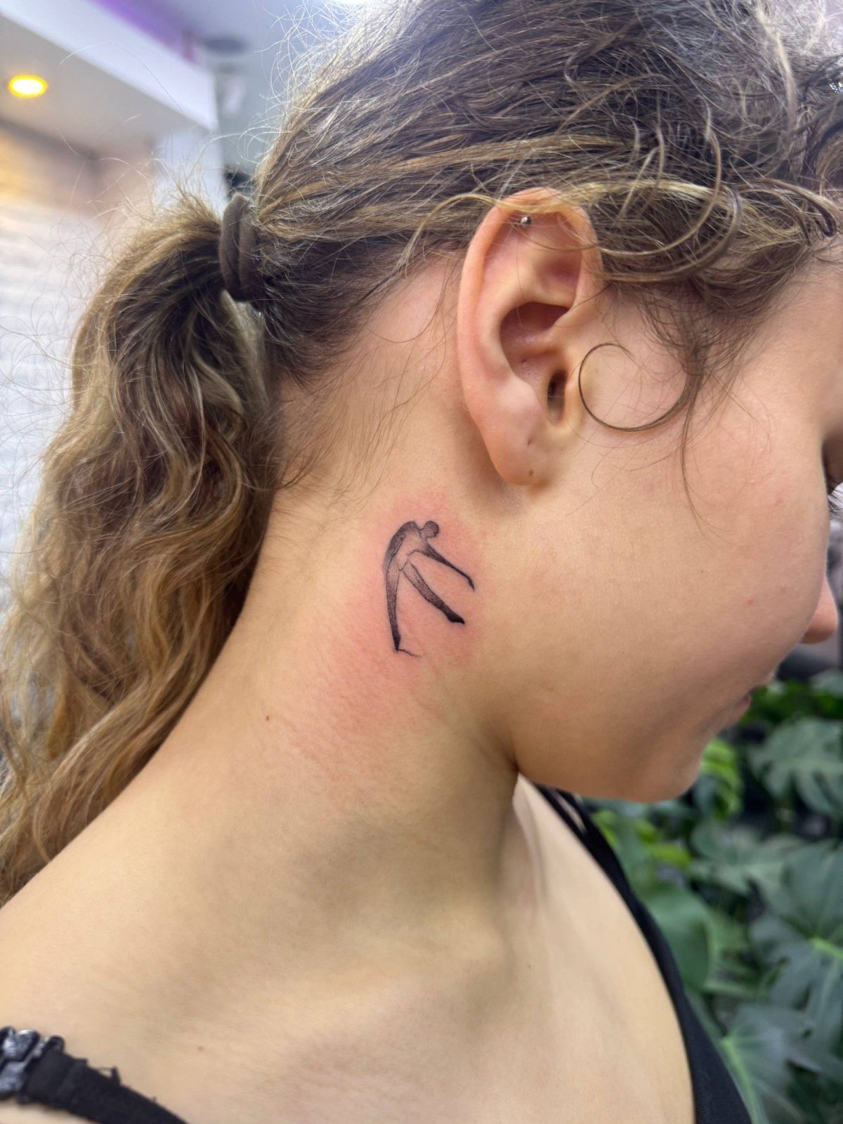 Pfeil-Symbol-Nackentattoo | Fine Line Istanbul - Schriftzug-Tattoo | Bosphorus Ink Portfolio