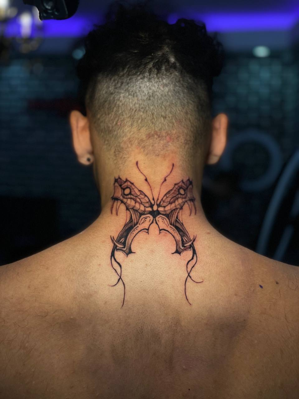 Spinnennetz-Nacken-Rücken-Tattoo | Istanbul - Schriftzug-Tattoo | Bosphorus Ink Portfolio