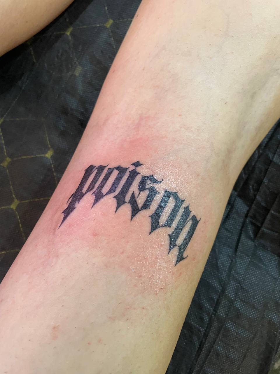"Poison"-Gotik-Schriftzug-Handgelenktattoo | Istanbul - Schriftzug-Tattoo · Berf | Bosphorus Ink Portfolio