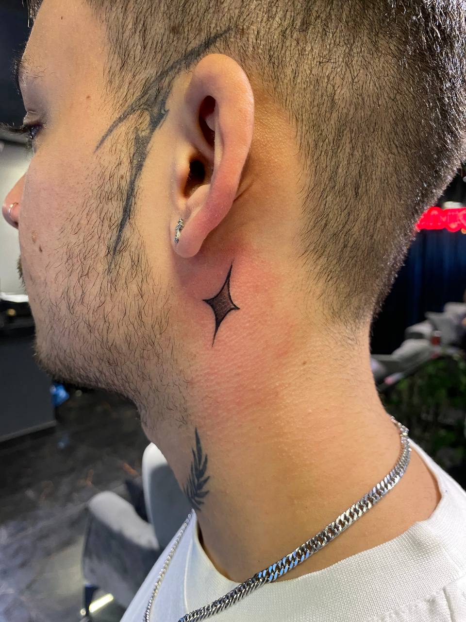Stern-/Diamant-Symbol-Nackentattoo | Fine Line Istanbul - Schriftzug-Tattoo | Bosphorus Ink Portfolio
