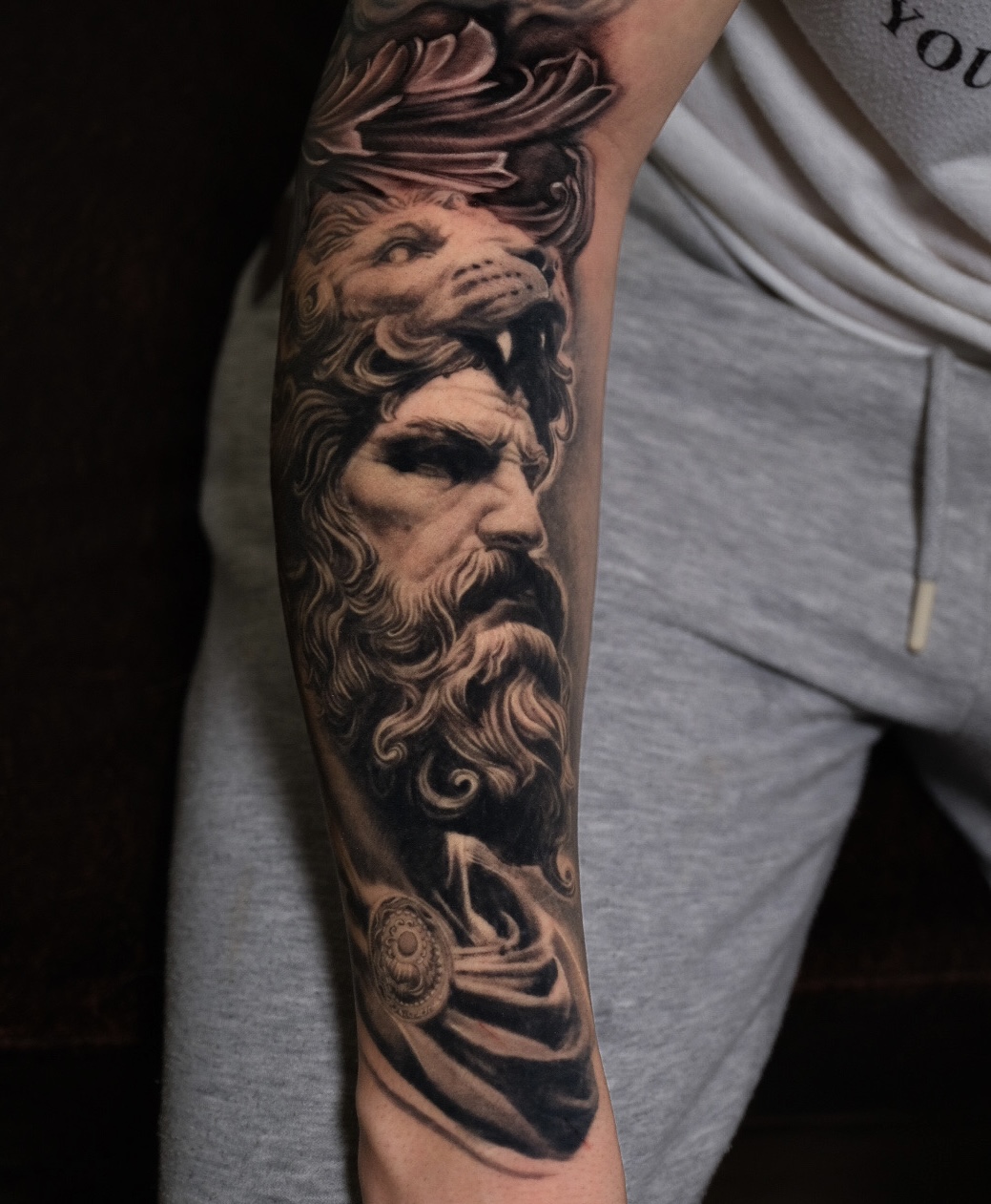 Zeus und Löwen-Skulptur Tätowierung | Bosphorus Ink - Tattoo · Melike | Bosphorus Ink Portfolio